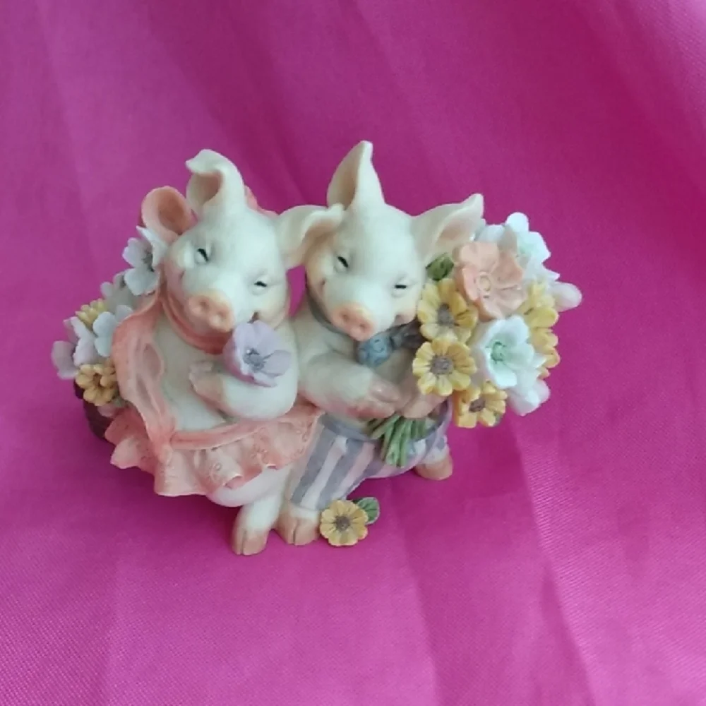 Adorable Vintage Happy couple Figurine with Flowers - Picture 5 of 8